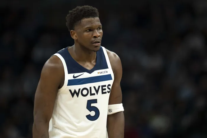 揚(yáng)尼斯·安特托昆博解釋在家中被噓后做出的雙重豎中拇指手勢